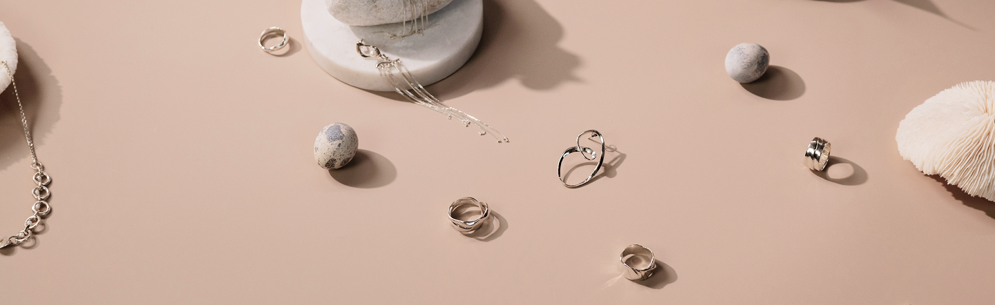 Bakgrund beige med smycken